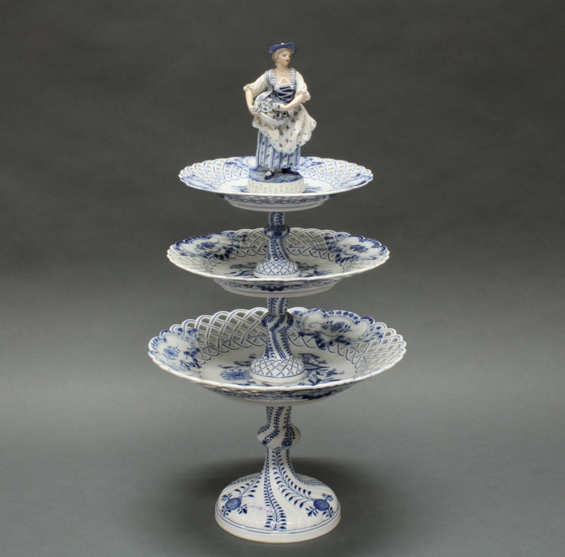 Etagère, "Gärtnerin", Meissen, Schwertermarke, 1850-1924, 1. Wahl, Zwiebelmuster, dreistöckig,