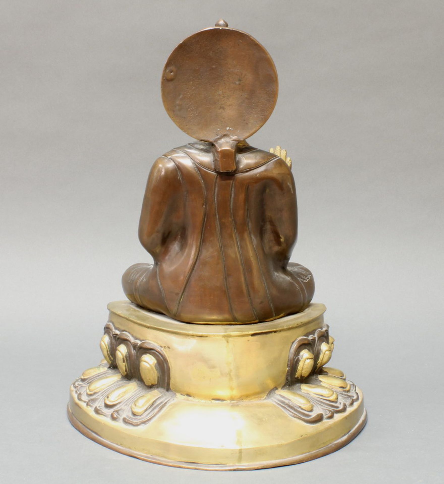 Figur, "Sitzender Buddha", Nepal, neuzeitlich, Metall, patiniert, auf doppeltem Lotus, 40 cm hoch - Image 3 of 4