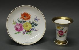 Tischvase, Meissen, Schwertermarke, 1850-1924, 1. Wahl, Trompetenform, zwei bunte Blumenbuketts,