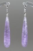 Paar Ohrgehänge, WG 585, 2 Amethyst-Pampeln 40 x 8 mm, 2 Brillanten zus. ca. 0.02 ct., 8 g