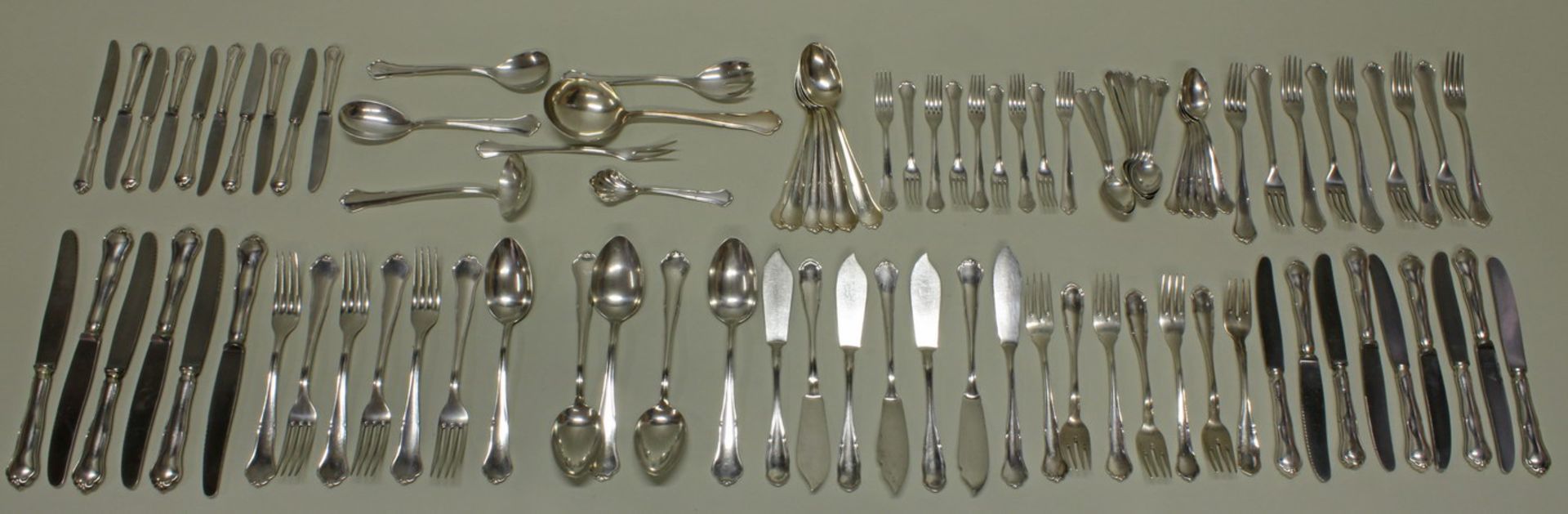 Besteck, Silber 800, deutsch, Rokokodekor, teils mit Monogramm: 3 Fischgabeln, 3 Fischmesser, 9