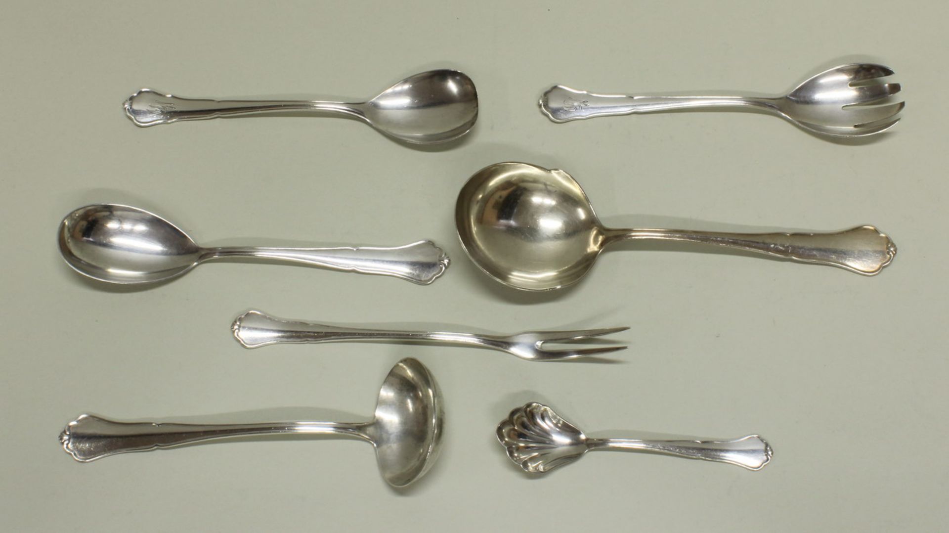 Besteck, Silber 800, deutsch, Rokokodekor, teils mit Monogramm: 3 Fischgabeln, 3 Fischmesser, 9 - Image 3 of 3