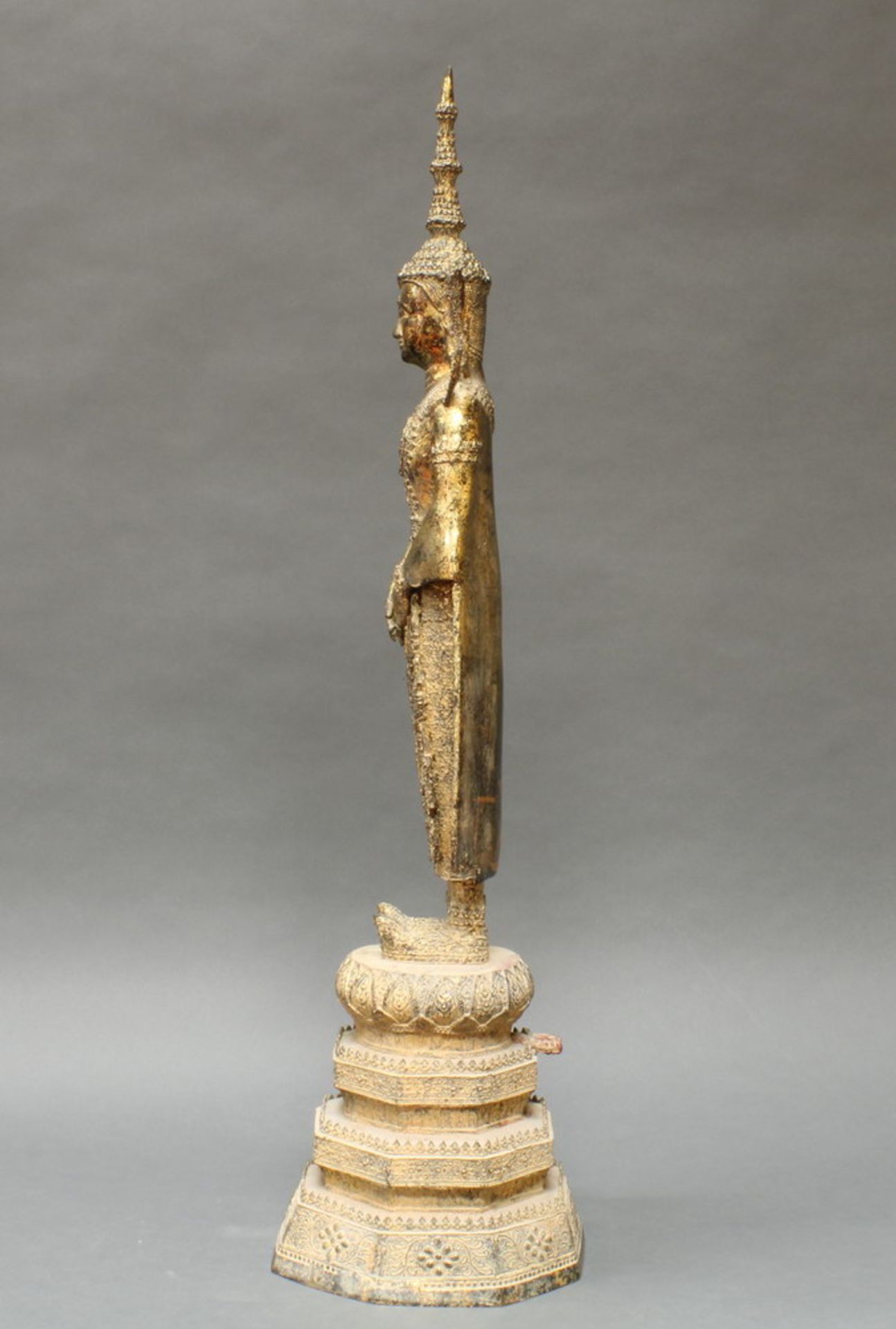 Figur, "Stehende Gottheit", Thailand, 20. Jh., Rattanakosin, Bronze, lackvergoldet, auf hohem - Image 2 of 4