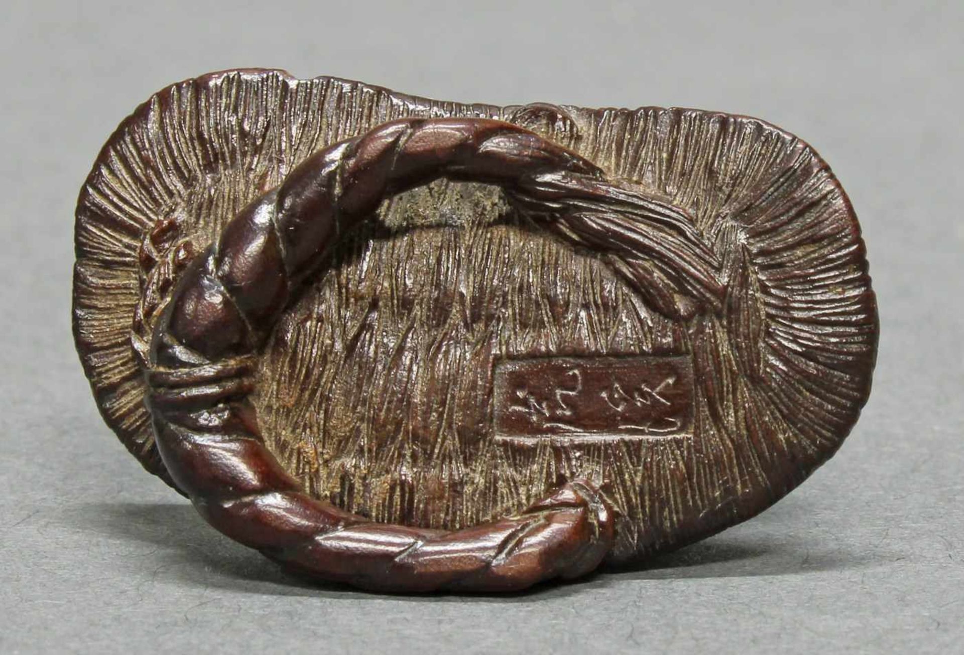 2 Netsuke, "Kröte auf Sandale", "Alter Steinklopfer", Japan, um 1900, Buchsbaum, je Signatur, 2-5 cm - Image 7 of 8