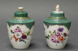 2 Teedosen, Meissen, Schwertermarke, 1850-1924, 4. Wahl, grünes Schuppenmosaik, bunte Blumenbuketts,