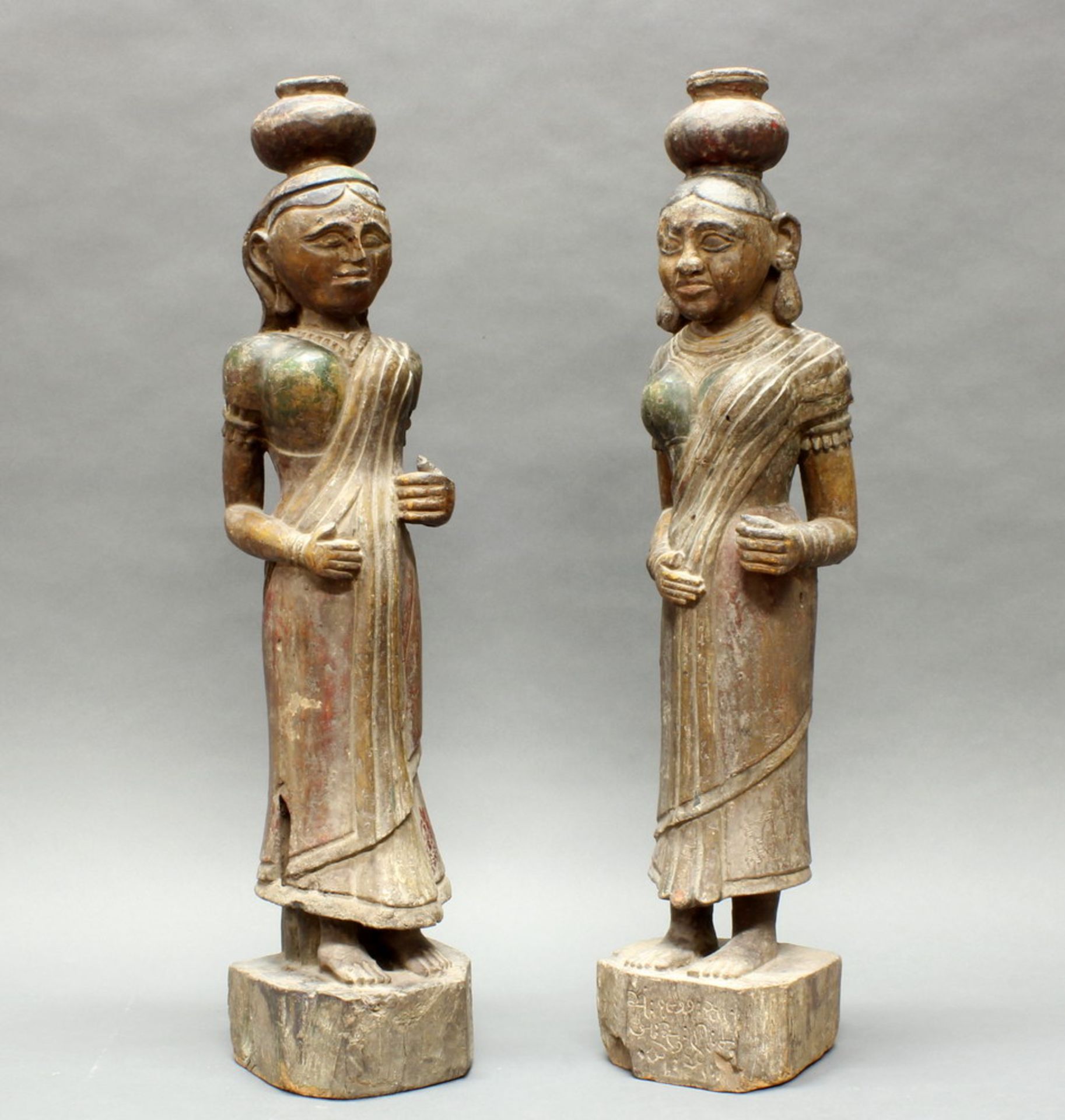 2 Skulpturen, "Wasserträgerinnen", Indien, 20 Jh., Holz, Reste von farbiger Fassung, je 72 cm hoch
