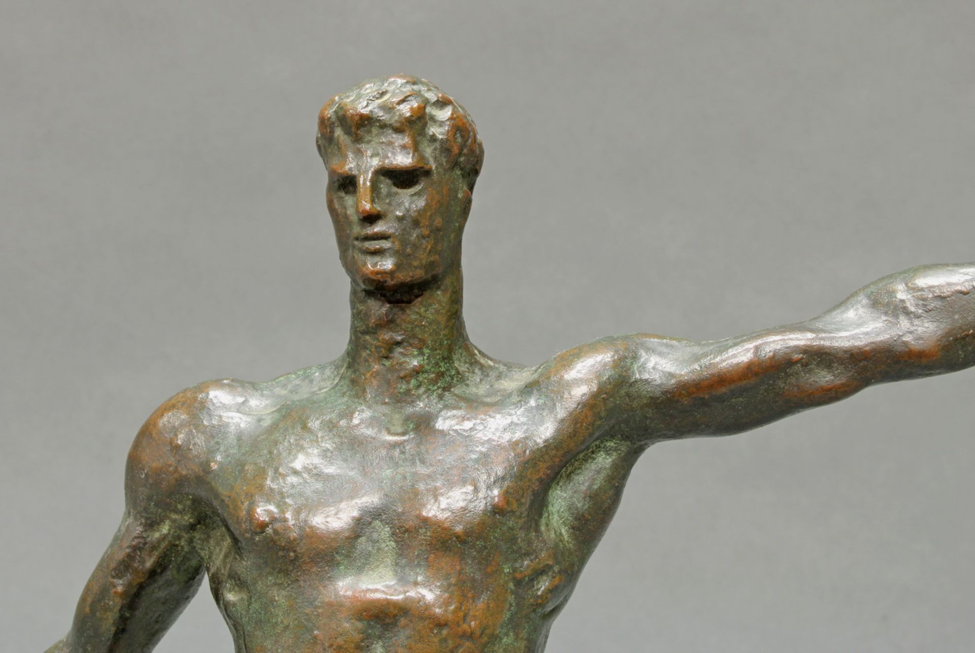 Bronze, dunkel patiniert, "Wehrmacht", auf der Plinthe bezeichnet A. Breker, auf Steinsockel, 32 - Image 5 of 6