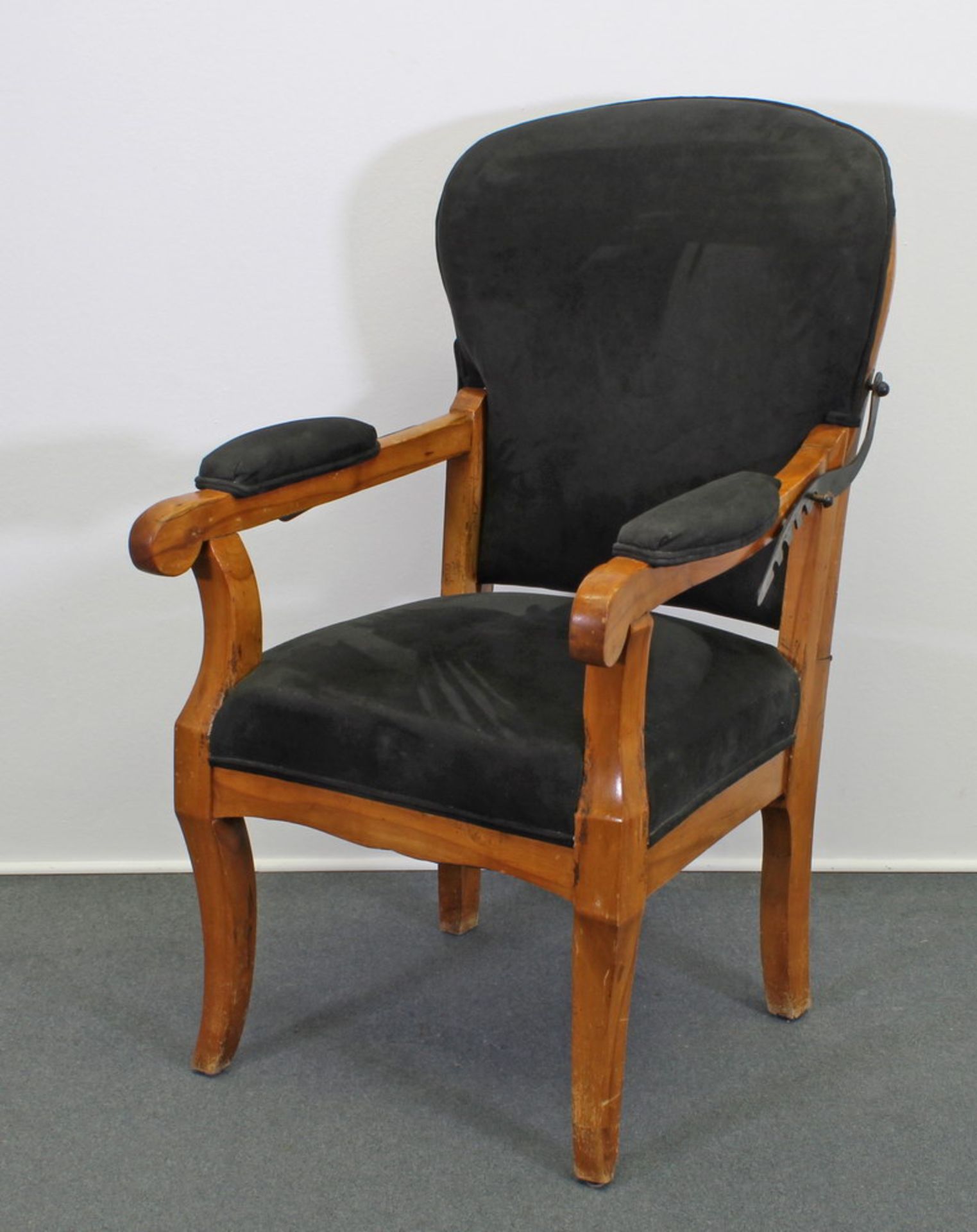 Armlehnstuhl, Biedermeier, um 1830 Kirschbaum, Sitz-, Rücken- und Armlehnpolster mit erneuerten