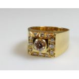 Ring, GG 750, 1 Brillant ca. 0.55 ct., etwa champagner/p1, 4 Brillanten zus. ca. 0.15 ct., 8