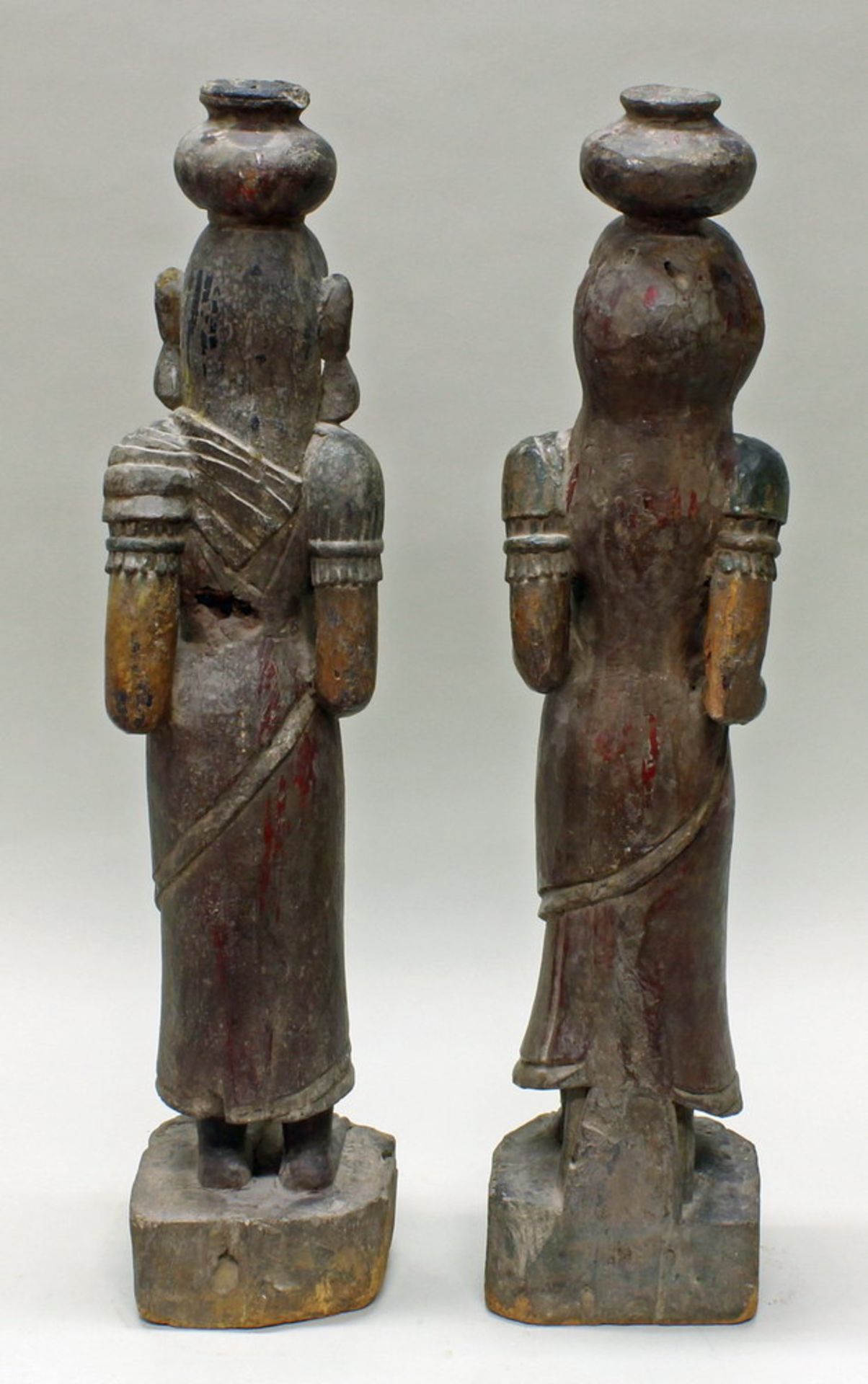 2 Skulpturen, "Wasserträgerinnen", Indien, 20 Jh., Holz, Reste von farbiger Fassung, je 72 cm hoch - Bild 2 aus 3