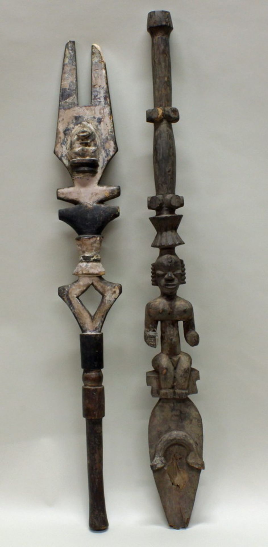 2 Tanzstäbe, Ibibio/Ibo, Nigeria, Afrika, Holz, 92 cm bzw. 98 cm lang. Provenienz: Privatsammlung