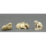 3 Netsuke, "Kranich", "Sitzender Hund", "Ochse", Japan, 19. Jh., Elfenbein, geschnitzt, 2.2-3.5 cm