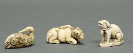 3 Netsuke, "Kranich", "Sitzender Hund", "Ochse", Japan, 19. Jh., Elfenbein, geschnitzt, 2.2-3.5 cm