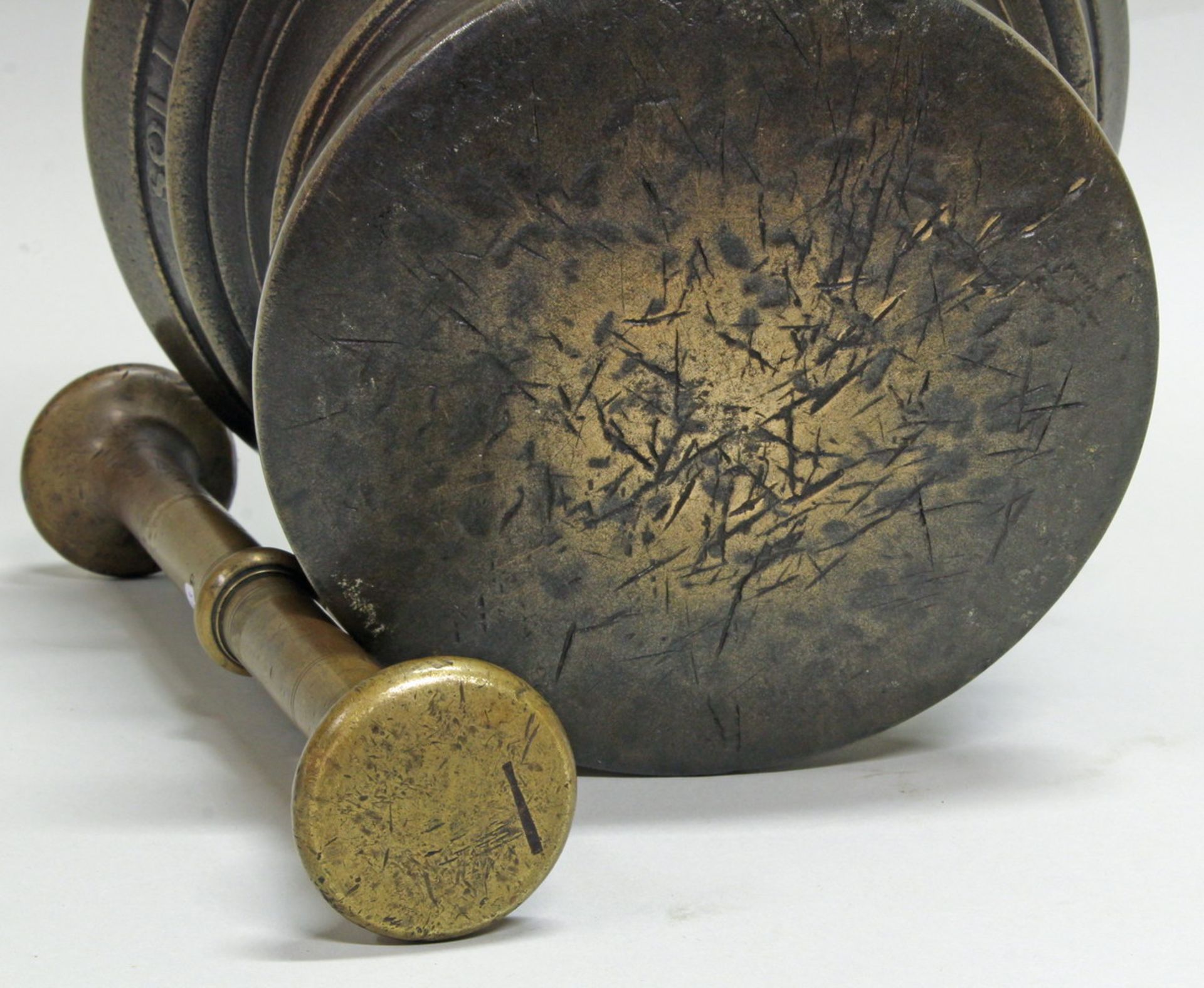 Mörser, "Soli Deo Gloria AO 1751", Flandern, 18. Jh., Bronze, Gelbguss, breite Glockenform, - Bild 3 aus 3