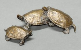 Bronze, "Schildkröten", Japan, Anfang 20. Jh., patiniert, zweiteiliger Guss, 7.5 x 24 x 15 cm, etwas