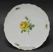 Tortenplatte, Meissen, Schwertermarke, 1. Wahl, gelbe Rose, Goldrand, ø 32 cm