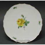 Tortenplatte, Meissen, Schwertermarke, 1. Wahl, gelbe Rose, Goldrand, ø 32 cm