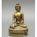Buddha Shakyamuni, Tibet/Nepal, 20. Jh., Gelbmetall, meditierend in padmasana, mit Almosenschale auf