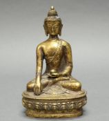 Buddha Shakyamuni, Tibet/Nepal, 20. Jh., Gelbmetall, meditierend in padmasana, mit Almosenschale auf