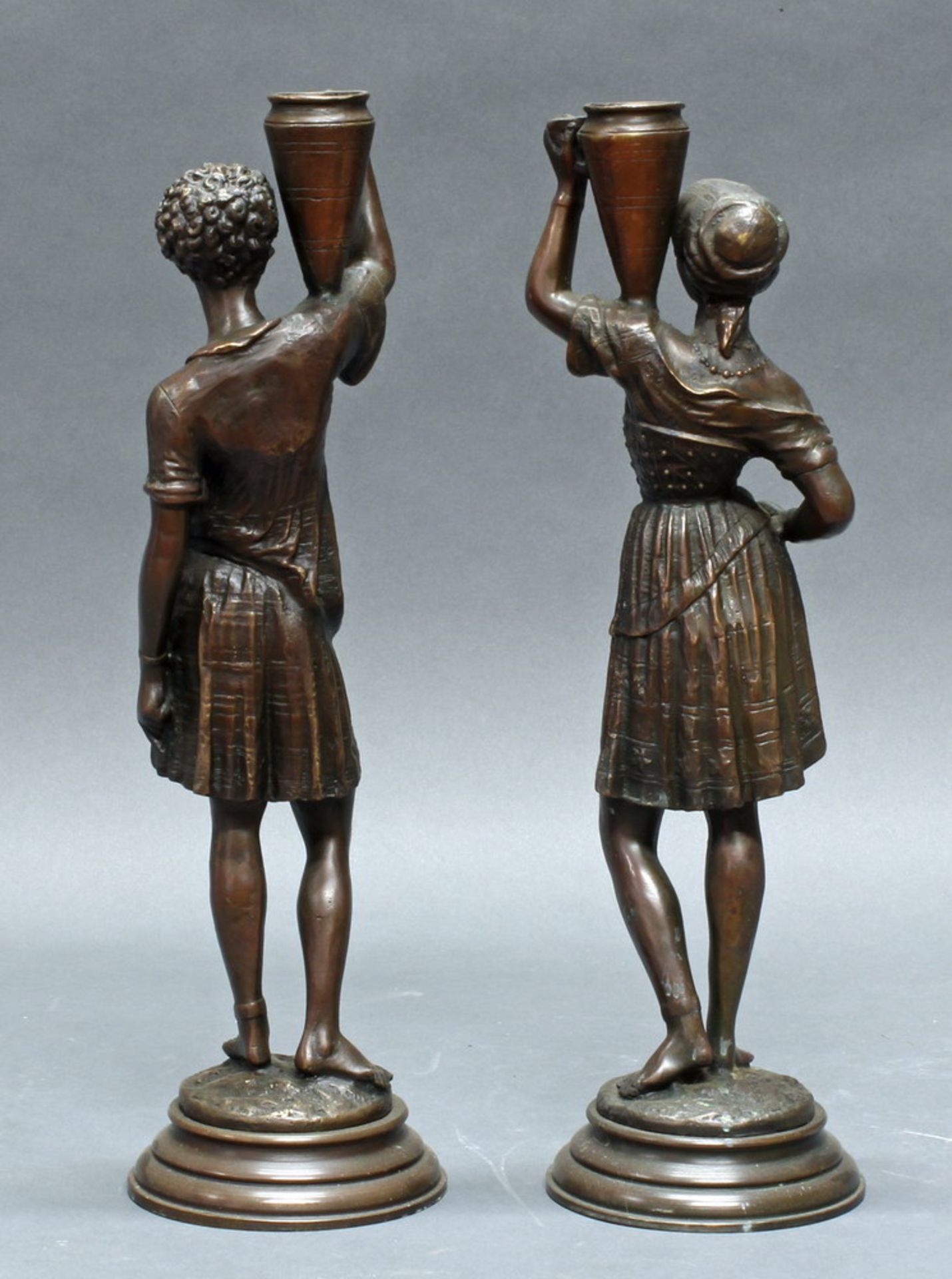 Paar Bronzen, "Afrikaner und Afrikanerin", Wasserkrüge tragend (als Kerzenhalter), gesockelt, je - Image 2 of 2