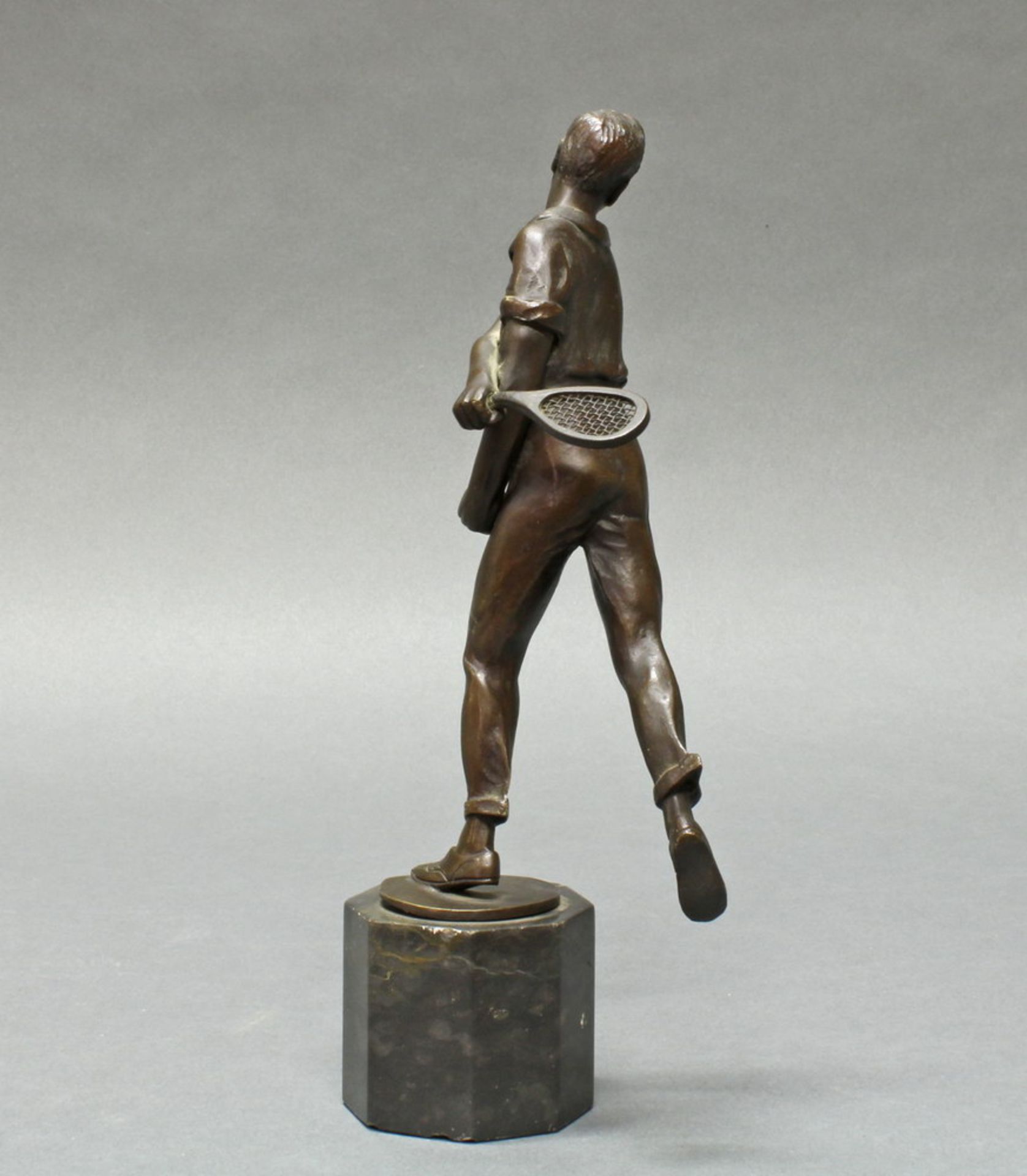 Bronze, dunkelbraun patiniert, "Tennisspieler", auf der Plinthe bezeichnet Remi, 20. Jh., auf - Image 4 of 6