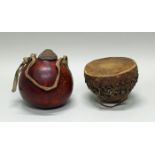 2 Objekte, Äthiopien, Afrika, 20. Jh., authentisch: - Vorratsgefäß, mit Deckel, Kalebasse, Leder,