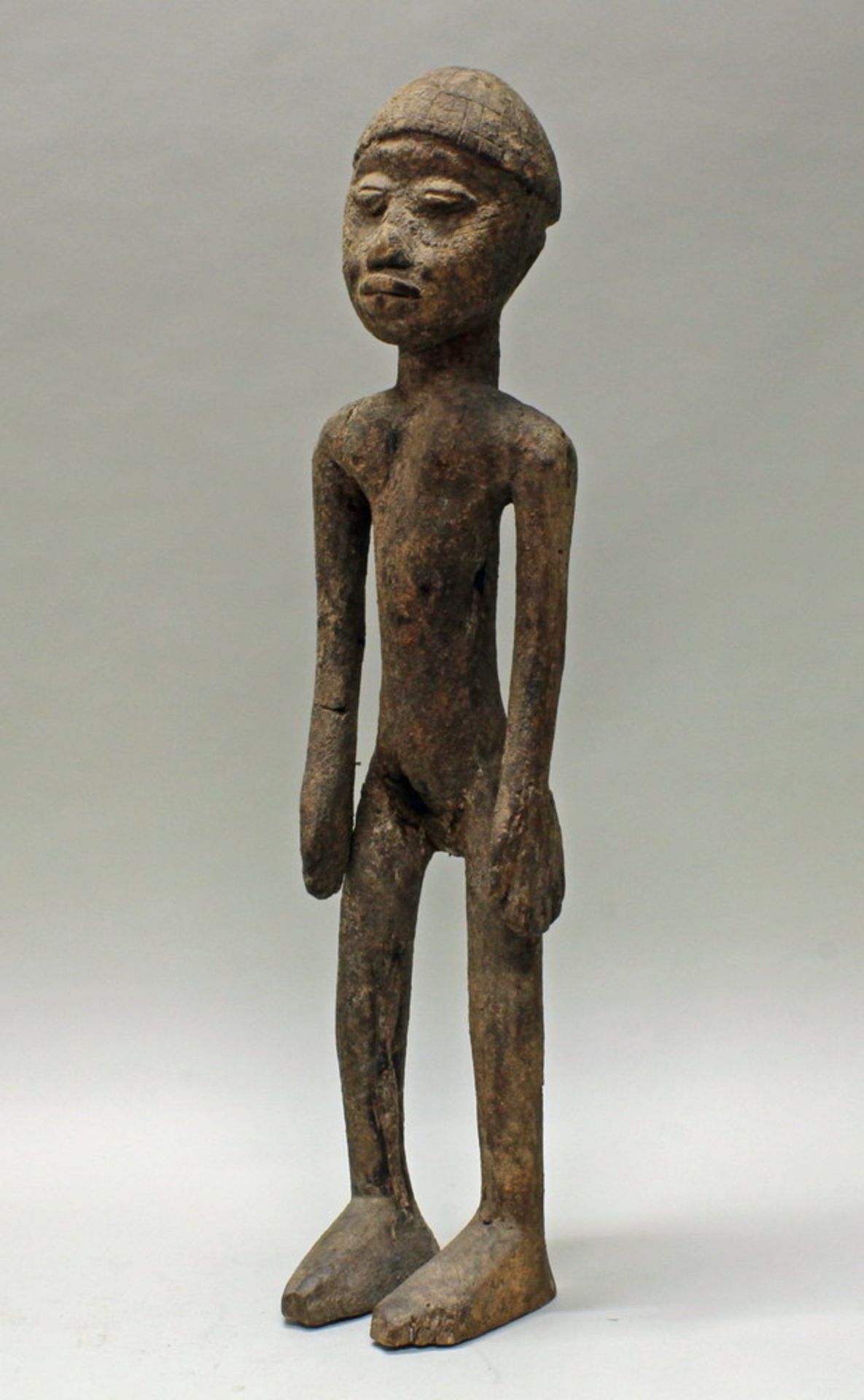 Weibliche Figur, Lobi, Afrika, authentisch, Holz mit alter Patina, 78 cm hoch. Provenienz: