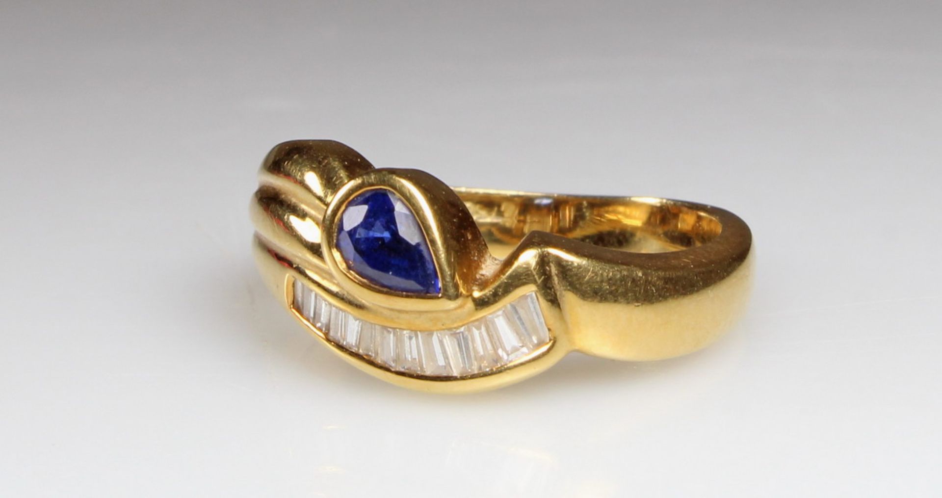 Ring, GG 750, 1 tropfenförmiger facettierter Saphir, Diamant-Baguette-besatz, 4 g, RM 16.5