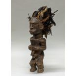 Sitzende Figur, mit Federschmuck, Fang, Afrika, Holz, ca. 50 cm hoch. Provenienz: Privatsammlung