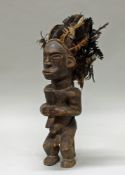 Sitzende Figur, mit Federschmuck, Fang, Afrika, Holz, ca. 50 cm hoch. Provenienz: Privatsammlung