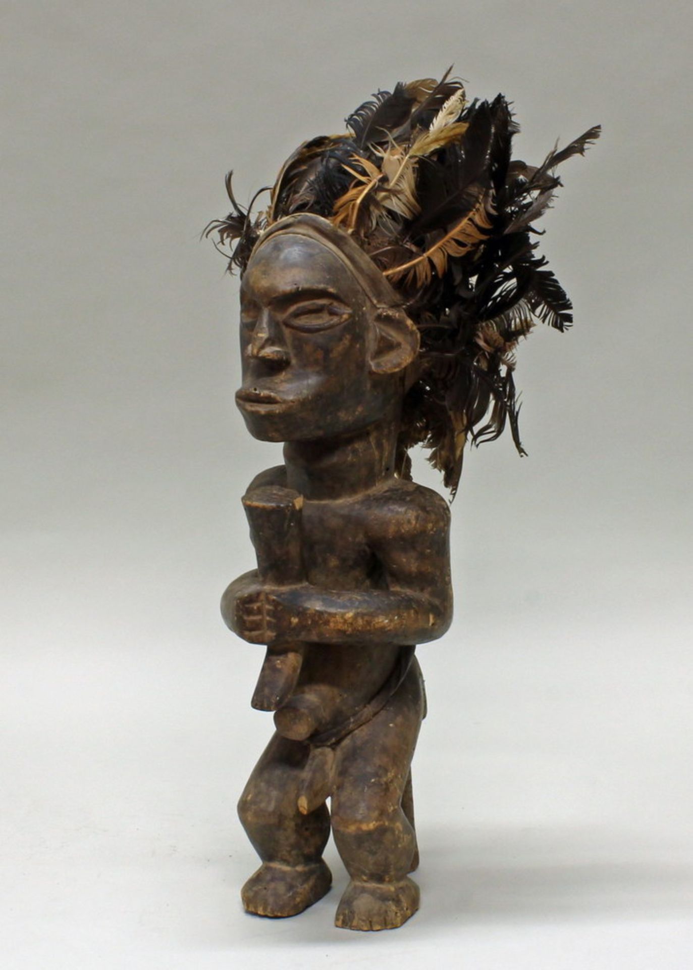 Sitzende Figur, mit Federschmuck, Fang, Afrika, Holz, ca. 50 cm hoch. Provenienz: Privatsammlung