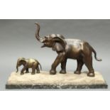 Bronze, "Elefant mit Jungtier", Marmorsockel, 39.5 cm hoch (inkl. Sockel)