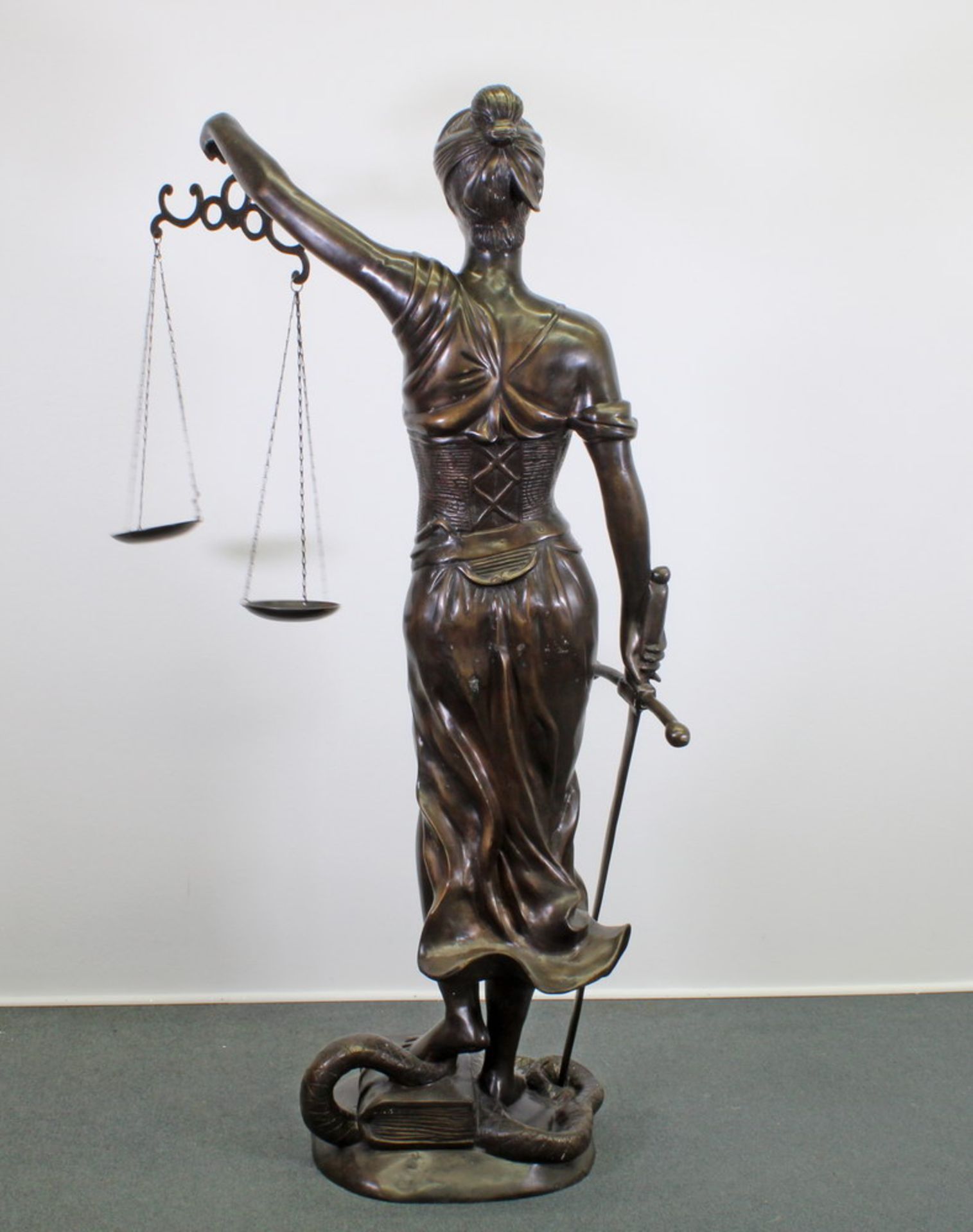 Bronze, "Justitia - Allegorie der Gerechtigkeit", ca. 30 kg, 157 cm hoch, Waage abnehmbar. Schwere - Bild 3 aus 5