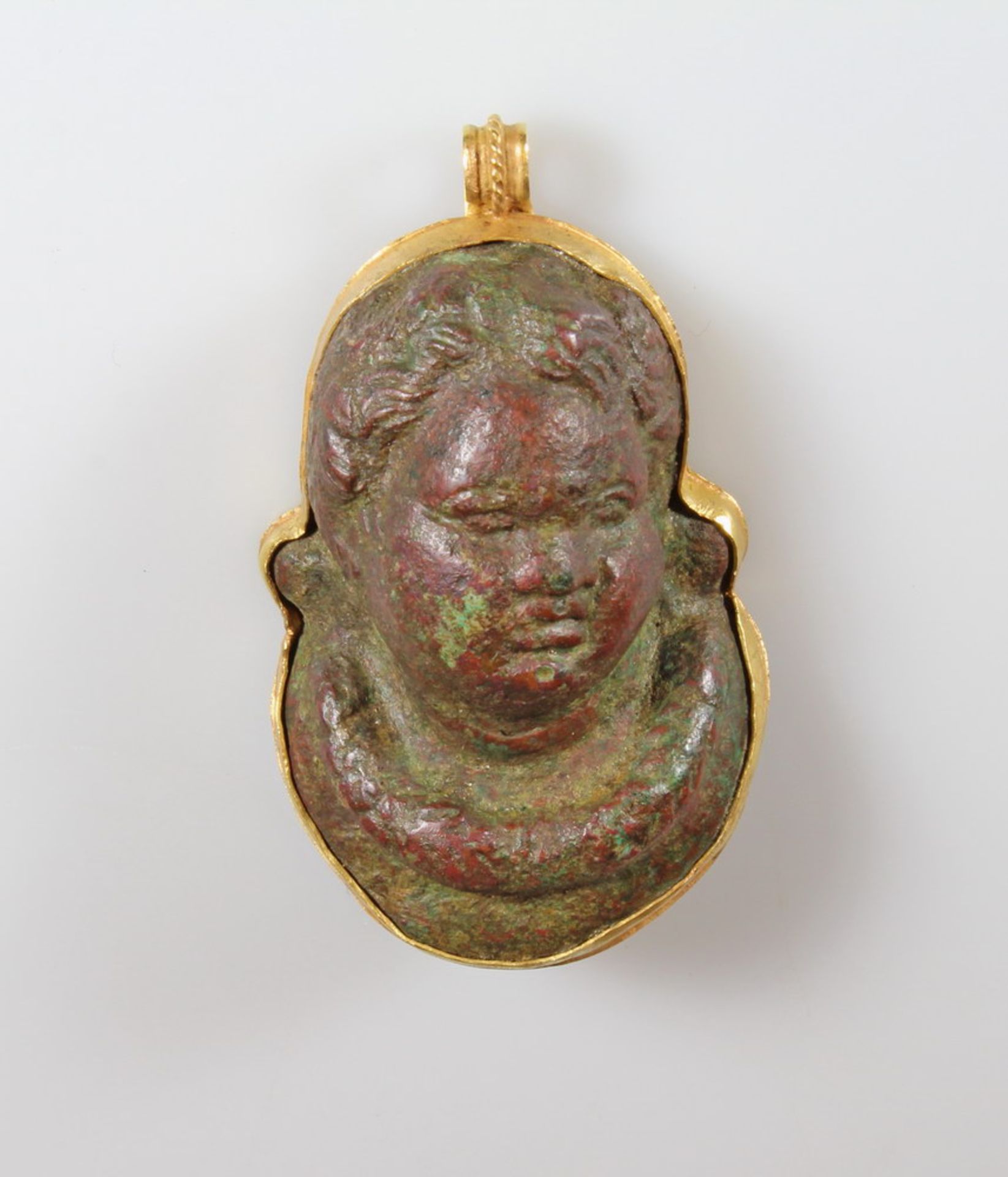 Anhänger, "Putto", Bronze, in Fassung GG 750, 6.3 x 3.6 cm, 47 g