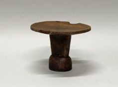 Kopfstütze/Hocker, Äthiopien, Afrika, 20. Jh., authentisch, Holz, Metallbeschlag, 16 x 22 cm.