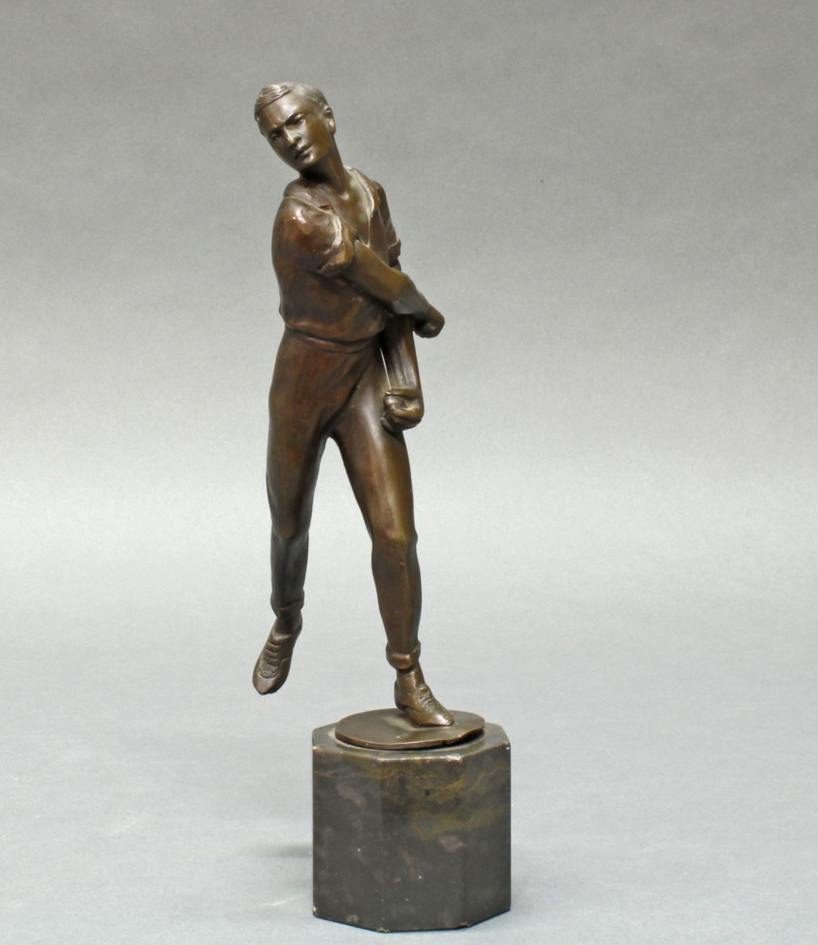 Bronze, dunkelbraun patiniert, "Tennisspieler", auf der Plinthe bezeichnet Remi, 20. Jh., auf - Image 2 of 6