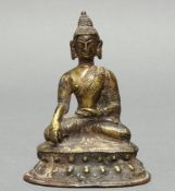 Buddha Shakyamuni, Tibet/Nepal, 20. Jh., Gelbmetall, meditierend in padmasana, Sockel am Boden