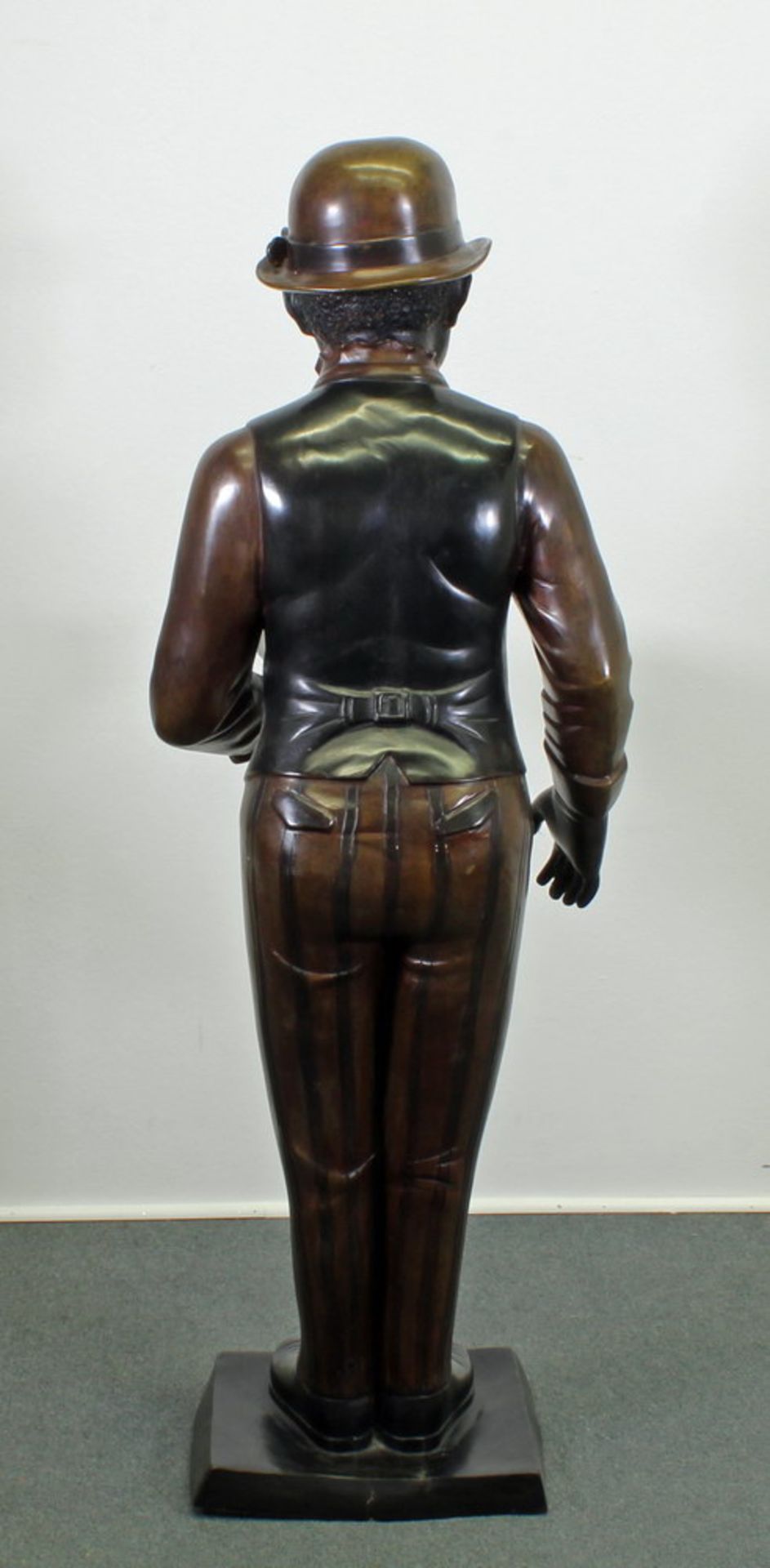 Bronze, "Butler", 20 Jh., 119 cm bzw. 123 cm hoch, Rand des Sockels hinten mit kleinem Riss - Bild 2 aus 4