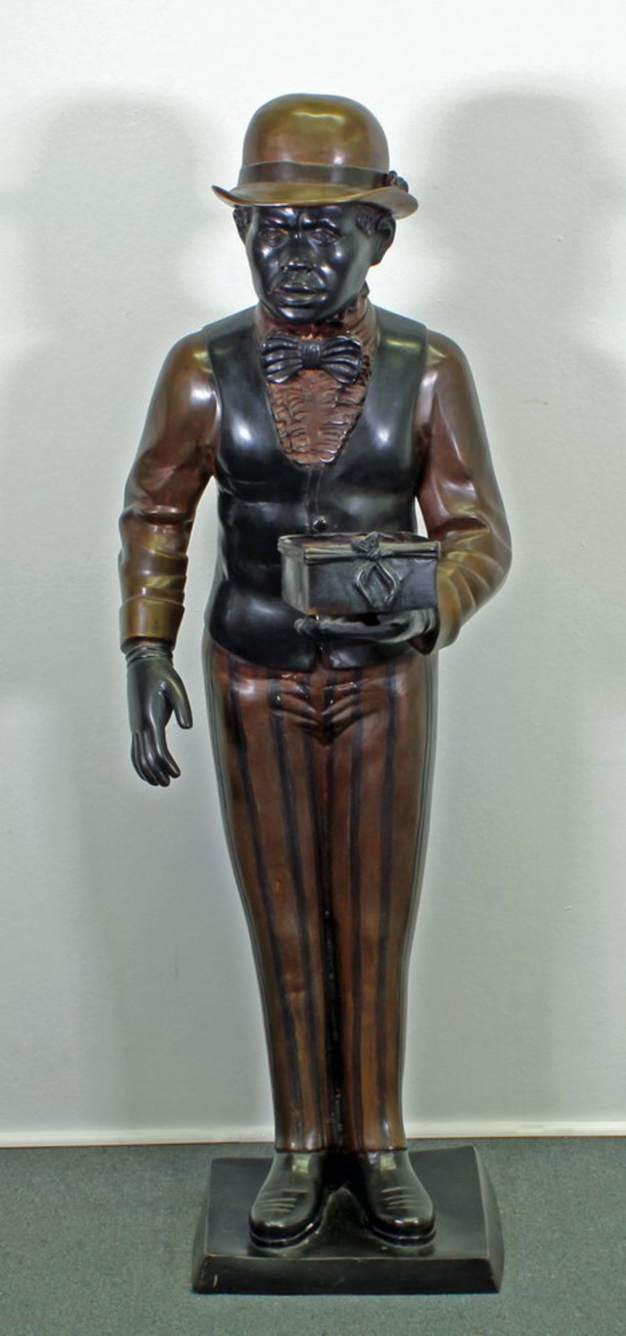 Bronze, "Butler", 20 Jh., 119 cm bzw. 123 cm hoch, Rand des Sockels hinten mit kleinem Riss