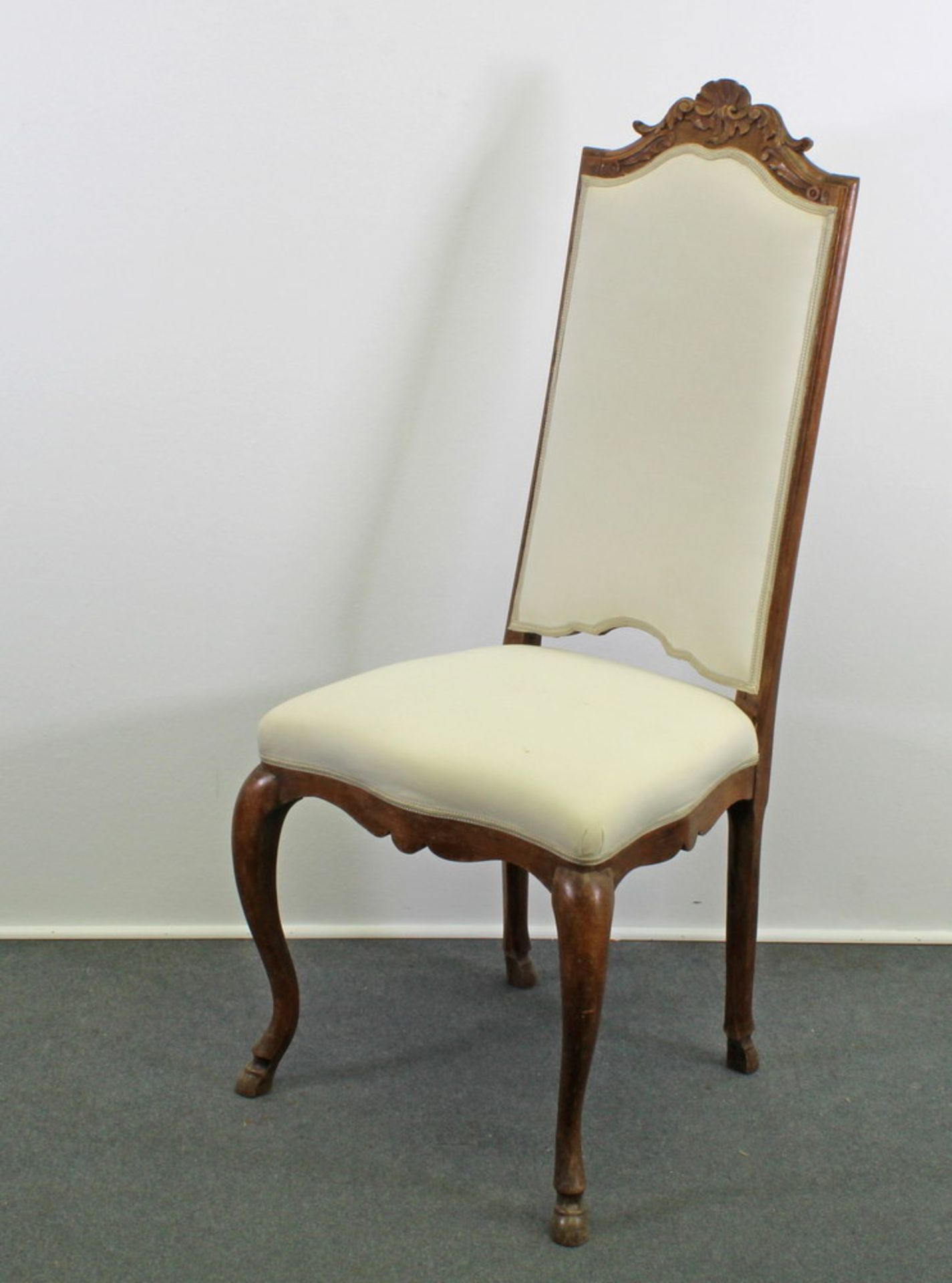 2 Stühle, 18. Jh., Nussbaum, erneuertes Sitz- und Rückenpolster, Flachschnitzwerk, ein Bein - Bild 2 aus 3