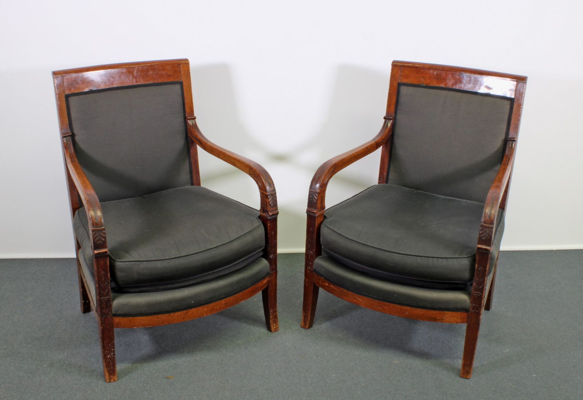 Paar Kaminsessel, Biedermeier, um 1825, Mahagoni, erneuerte Sitz- und Rückenpolster, lose