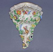 Wandkonsole, Potschappel, Dresden, Rokokoform mit plastischen Blüten und einem Putto, polychrom