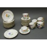 12 Gedecke, Meissen, Schwertermarke, 1. Wahl, Blume 2, Reliefrand mit Goldzier, ø 19 cm (Teller),