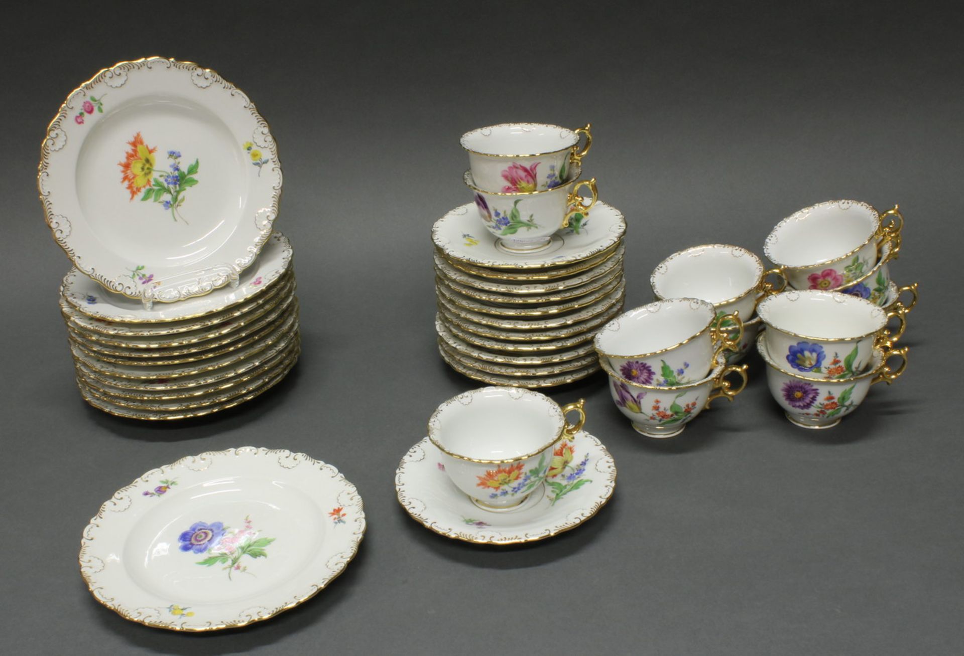 12 Gedecke, Meissen, Schwertermarke, 1. Wahl, Blume 2, Reliefrand mit Goldzier, ø 19 cm (Teller),