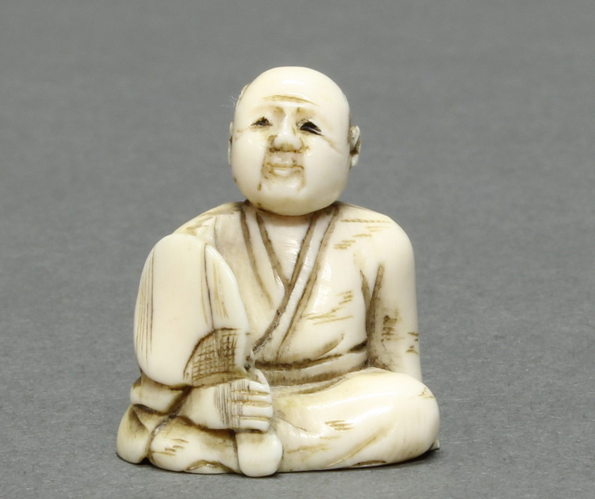 7 Netsuke, "Gottheiten und Volkstypen", Japan, Anfang 20. Jh., Elfenbein, geschnitzt, 2.5-3.5 cm - Image 2 of 8