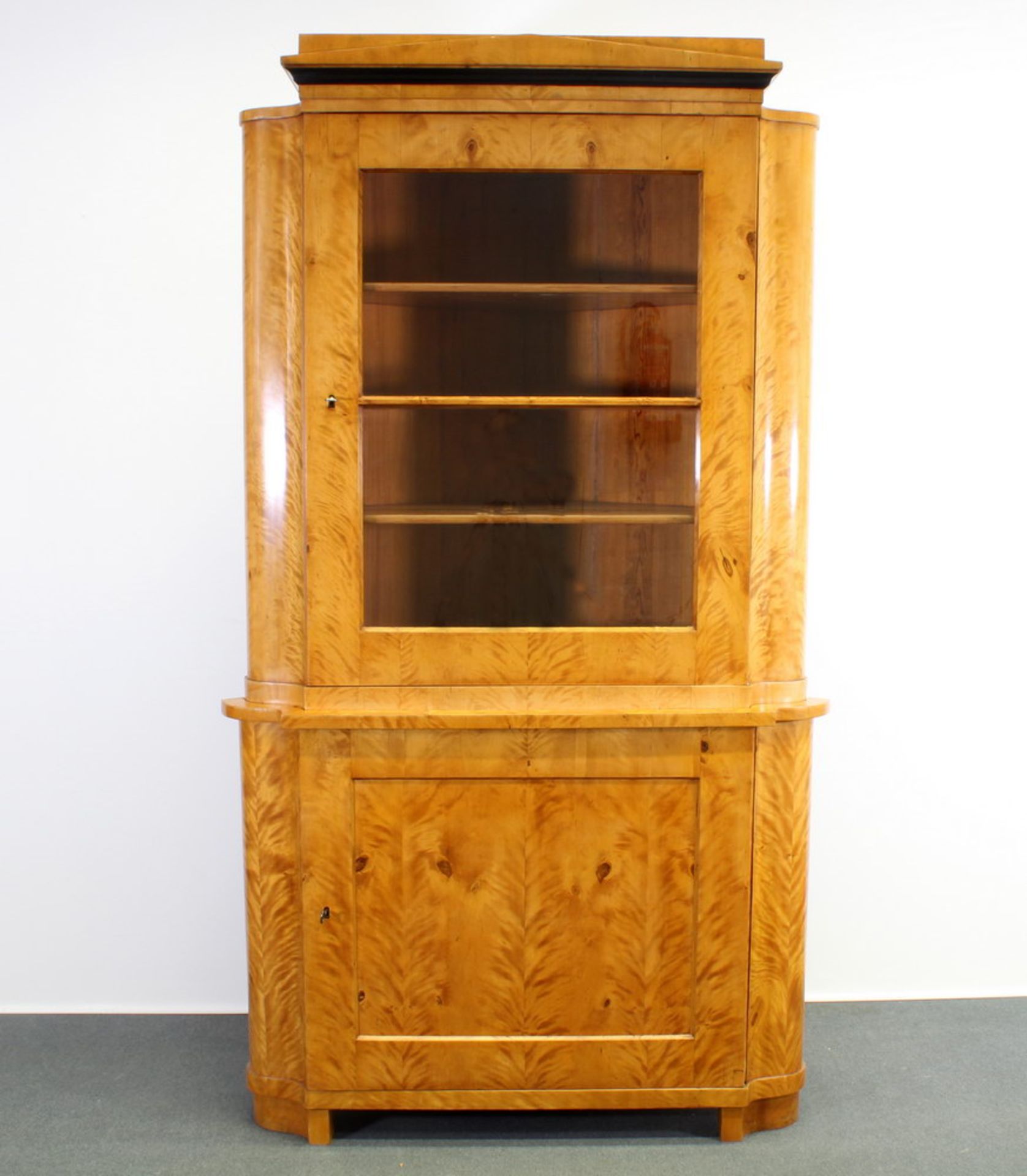 Eckvitrine, Biedermeier, um 1830, Birke, eintüriges Unterteil, Aufsatz mit einer Glastür, ca. 206