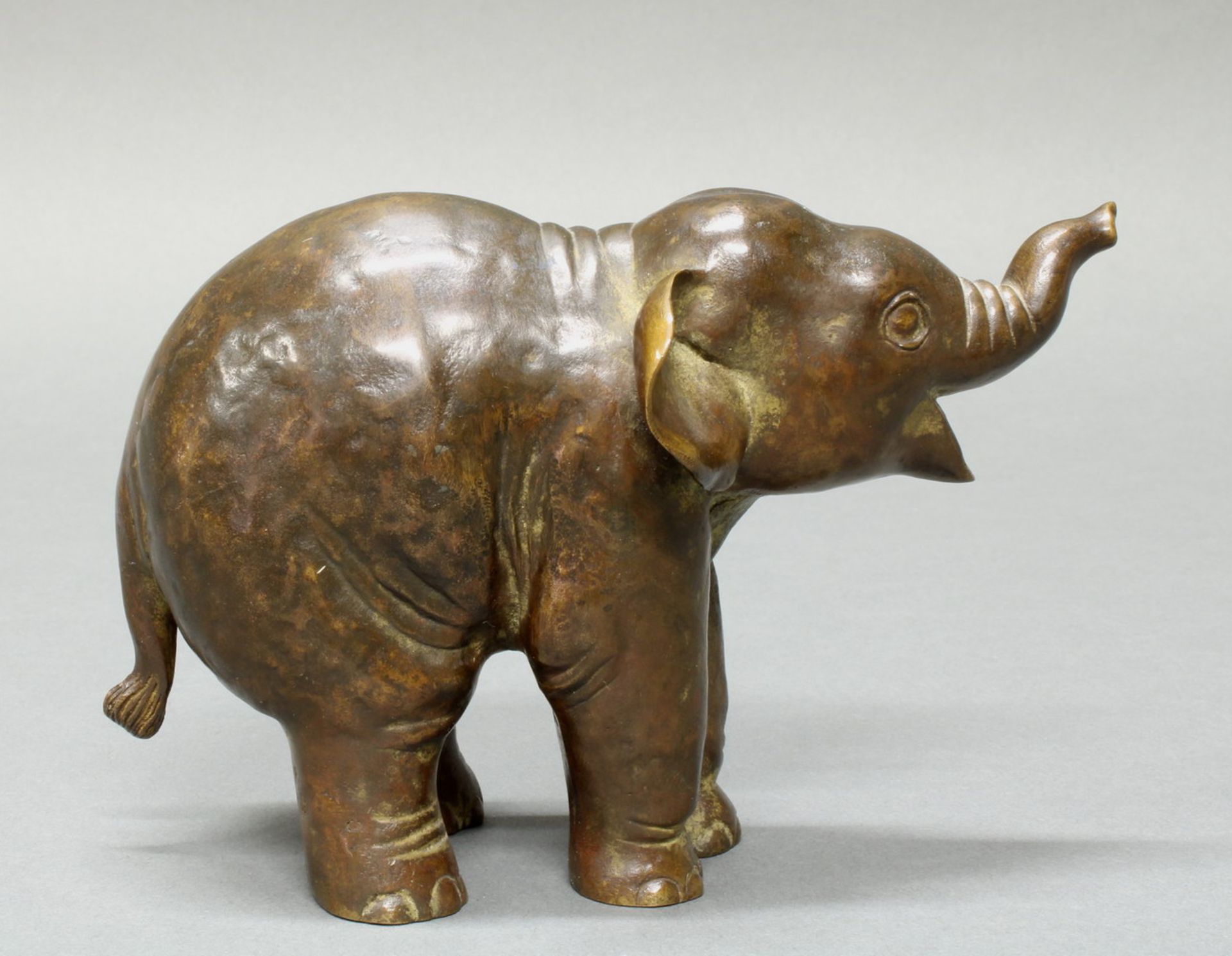 Bronze, braun patiniert, "Junger Elefant", auf der Standfläche bezeichnet L. Scherf, 12 cm hoch. - Bild 4 aus 6