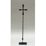 Handkreuz (Reiterkreuz), Äthiopien, Afrika, 15./17. Jh., Eisen, 52.5 x 12.5 cm, gesockelt.