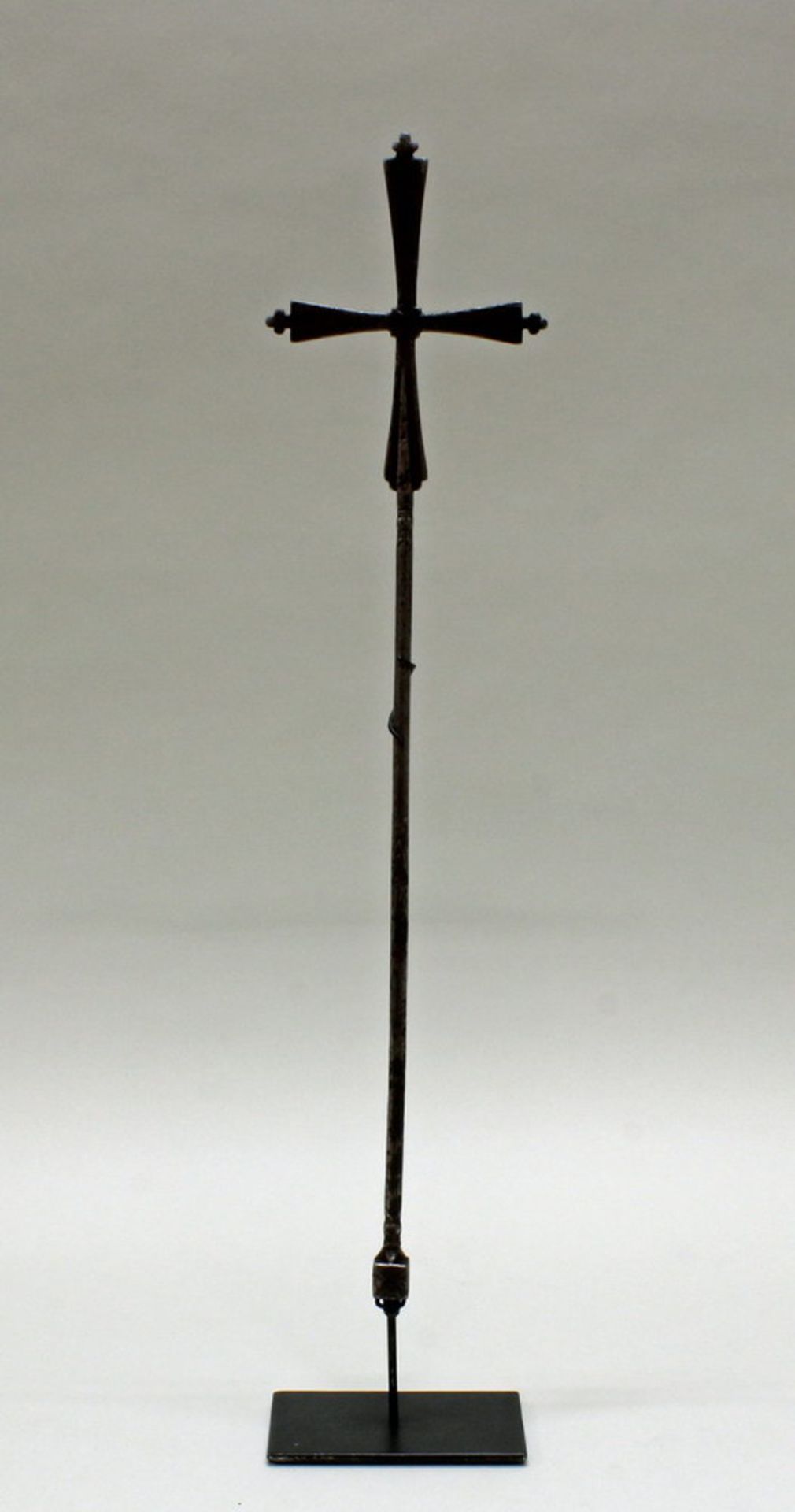 Handkreuz (Reiterkreuz), Äthiopien, Afrika, 15./17. Jh., Eisen, 52.5 x 12.5 cm, gesockelt.