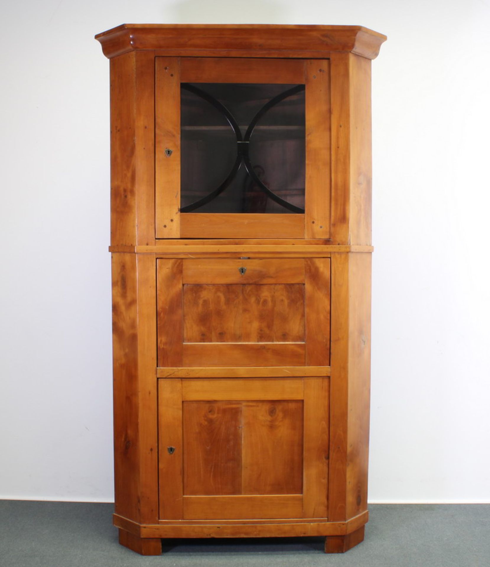 Ecksekretär, Biedermeier, um 1825, Kirschbaum, unten eine geschlossene Tür, darüber Klappfach, innen